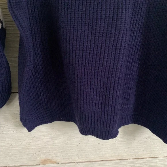 *NEW* Navy and White Women's Sweater. Size Large - Picture 4 of 11